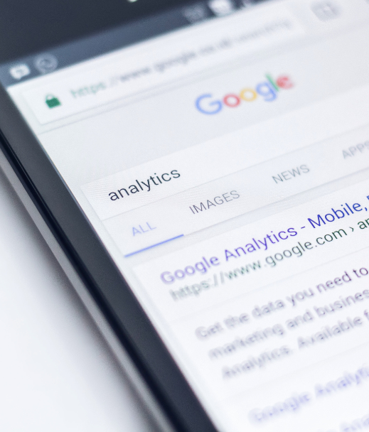 Анализ на резултатите от реклама в Google чрез Google Analytics на мобилно устройство.