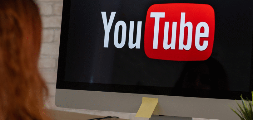Голям монитор в офис, на който има логото на YouTube