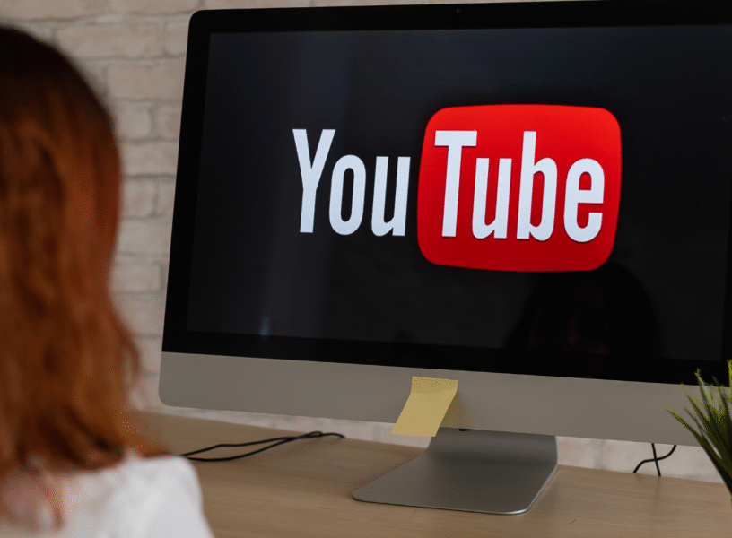 Голям монитор в офис, на който има логото на YouTube