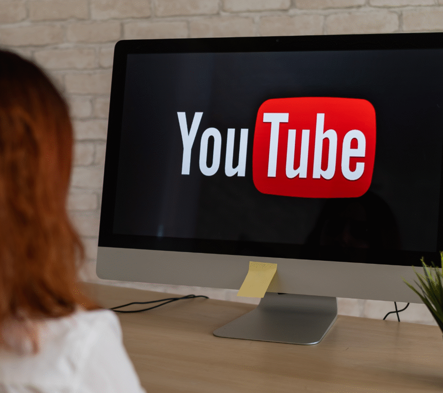 Голям монитор в офис, на който има логото на YouTube